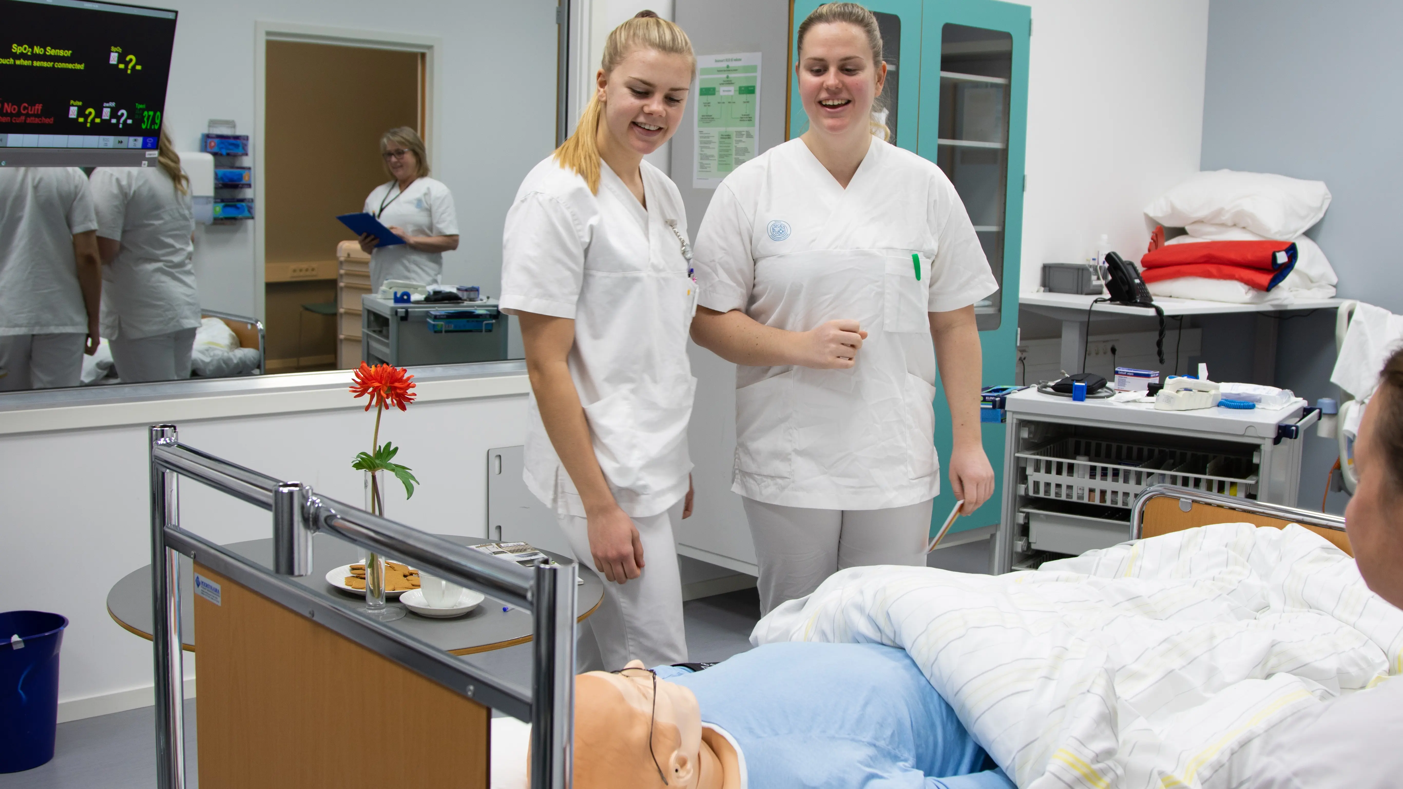 2 studenter overvåker en simuleringsdukke
