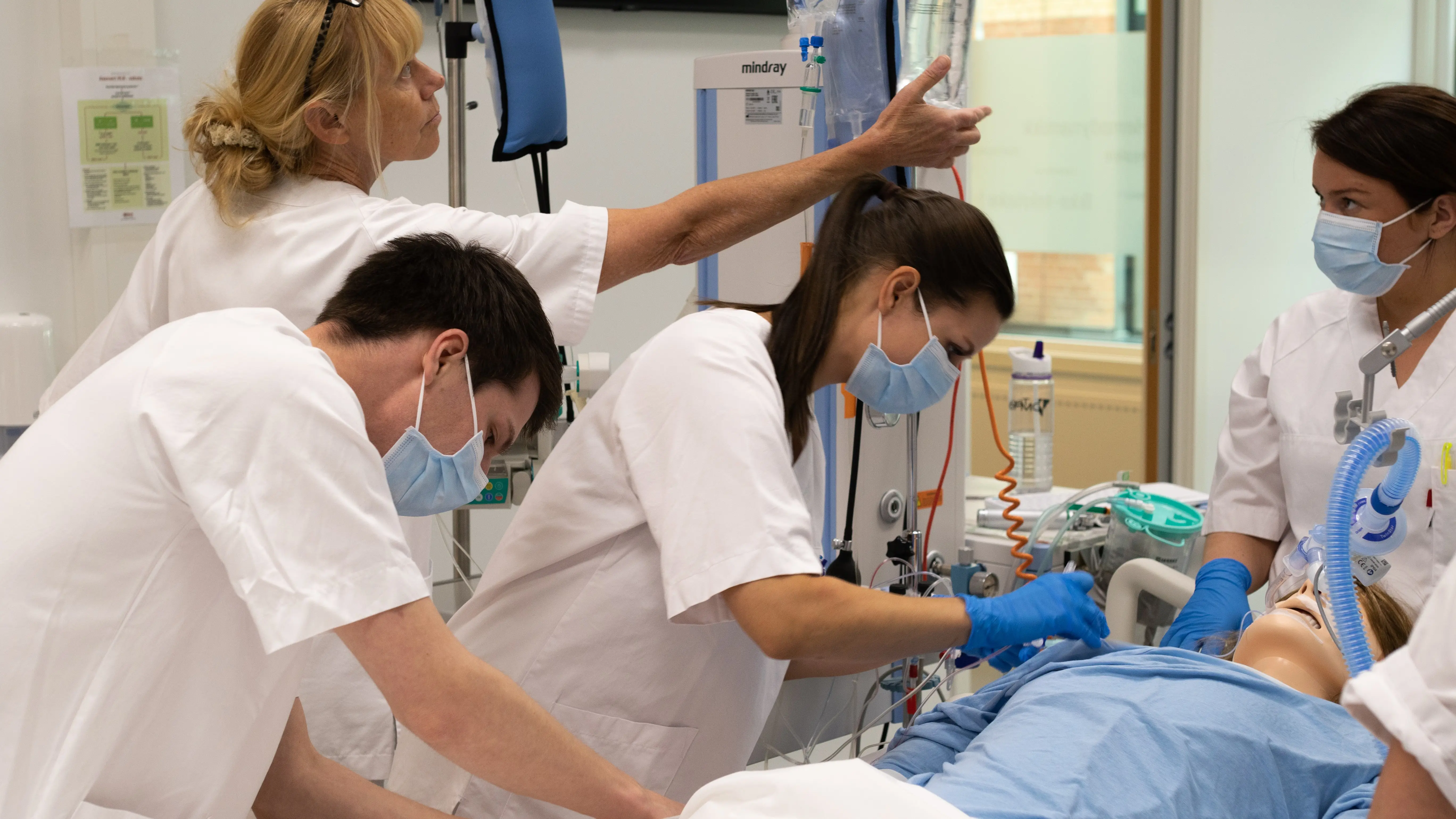 Intensivsykepleiere i simuleringssenteret