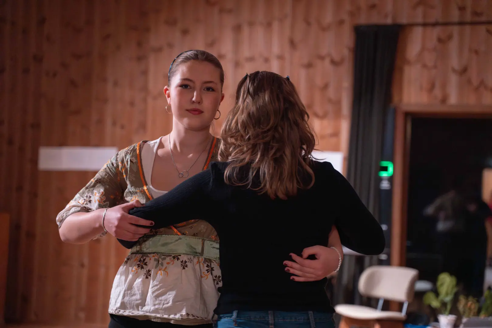 To folkedansstudenter danser sammen på campus Rauland