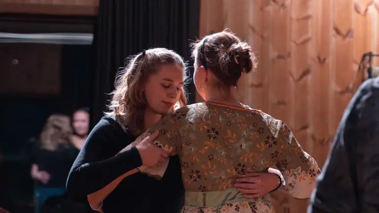 To jenter danser folkedans