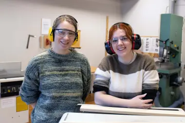 Julie Marie Abrahamsen og Kine Tunge Sande tar lærerutdanning i praktiske og estetiske fag.