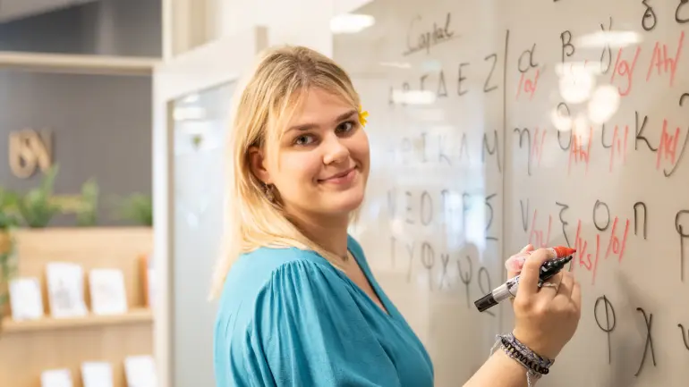 Marianthi Antoniou skriver på whiteboard på biblioteket campus Drammen