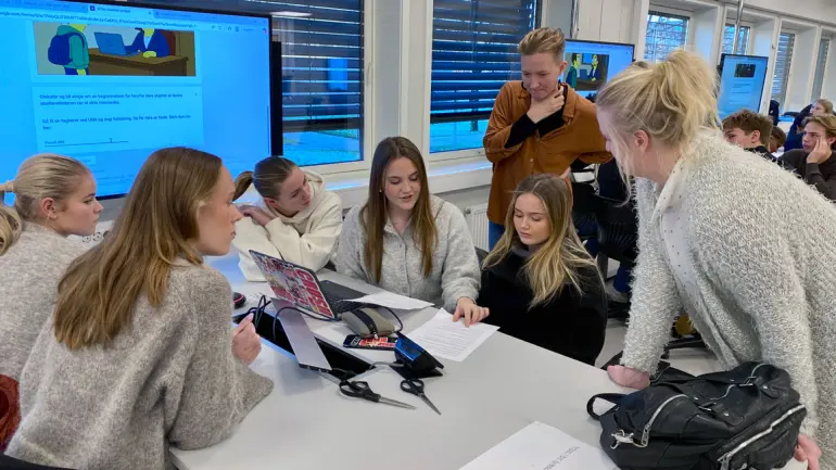 gruppearbeid med lærer som hjelper til