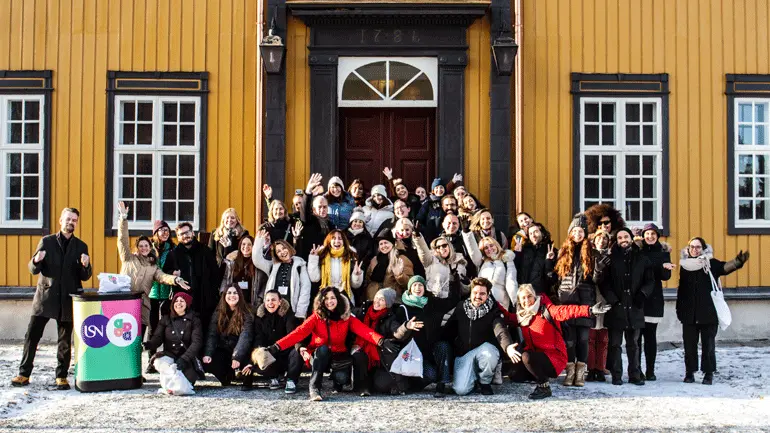 Deltakarar på EDUC Staff Training Week på Kongsberg, november 2025, poserar utanfor Bergseminaret.