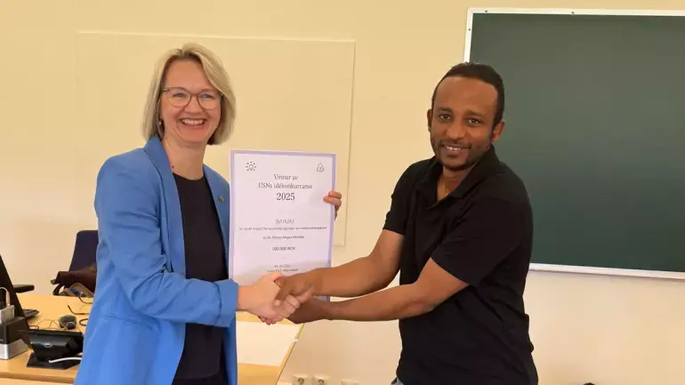 Bilde av USN-rektor Pia Bing-Jonsson og Mesay Moges Menebo.