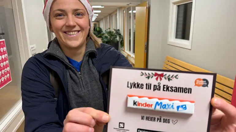 VI HEIER PÅ DEG: Selina Falck deler ut  julekort med sjokolade og en eksamensoppmuntring ble delt ut til studenter på USN, Bø, av 