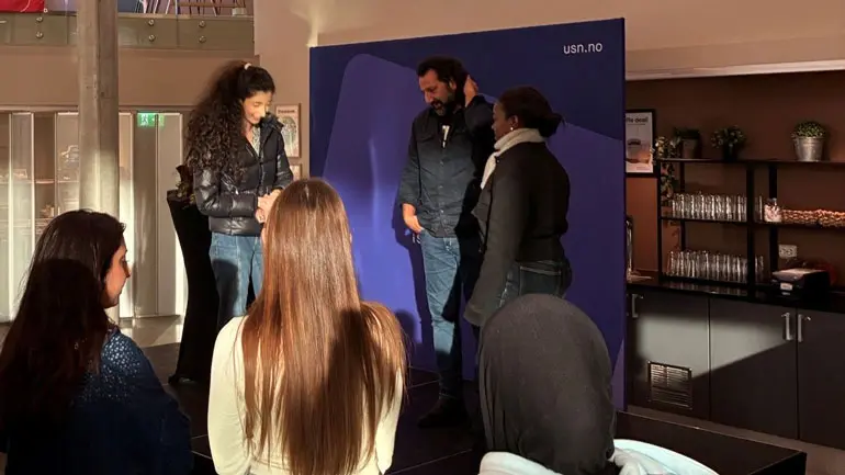 Kadafi Zaman med interesserte studenter på campus Hønefoss