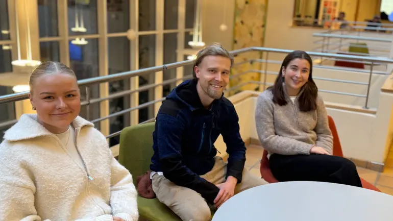 Marlen, Agnes og Thomas setter pris på at nye studenter blir invitert med på mange forskjellige aktiviteter.