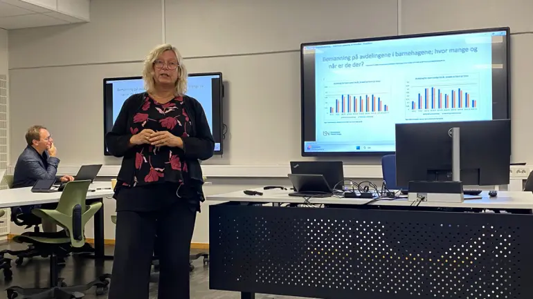 dame presenterer tall på skjerm