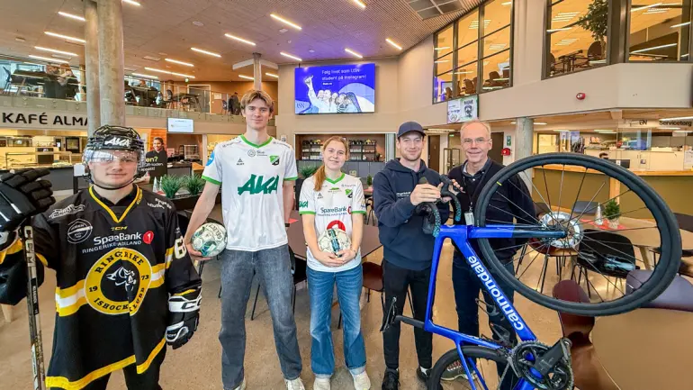 Bilde av mottakarar av Ringeriksstipendet og Steinar Aasnæss, førstelektor ved Institutt for økonomi, marknadsføring og jus ved USN Handelshøgskulen