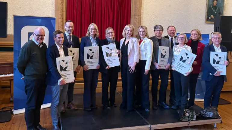 SAMLET: Åtte forskningsmiljøer får til sammen 768 millioner kroner og status som Senter for forskningsdrevet innovasjon. Her er de samlet med statsråd for forskning og høyere utdanning og statsråd for digitalisering og forvaltning i midten. 