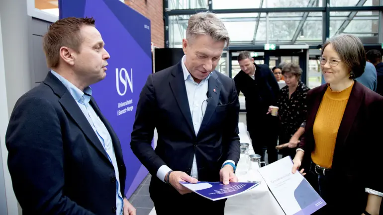 Energiminister Terje-Aasland får rapport om kjernekraft fra Thomas-Øyvang-og-Elin-Fjeld_