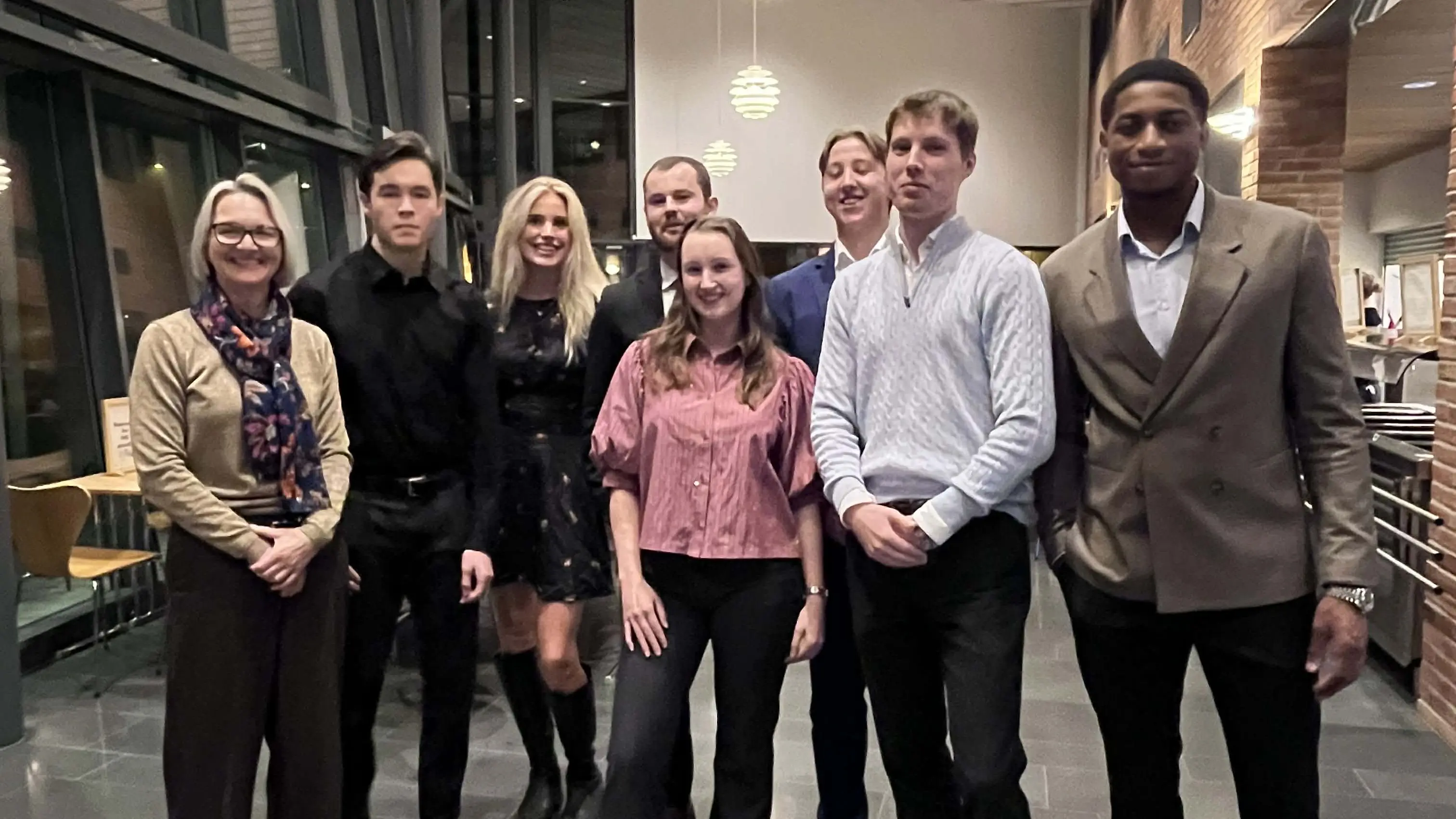 Rektor Pia Bing-Jonsson med frivillige studenter på USN, campus Vestfold