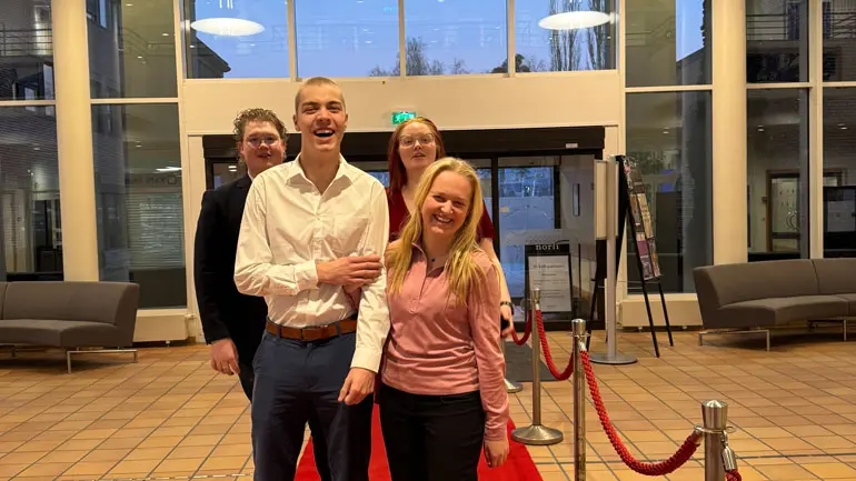 Rød løper når rektor inviterer frivillige studenter til hyllestmiddag på USN , campus Bø