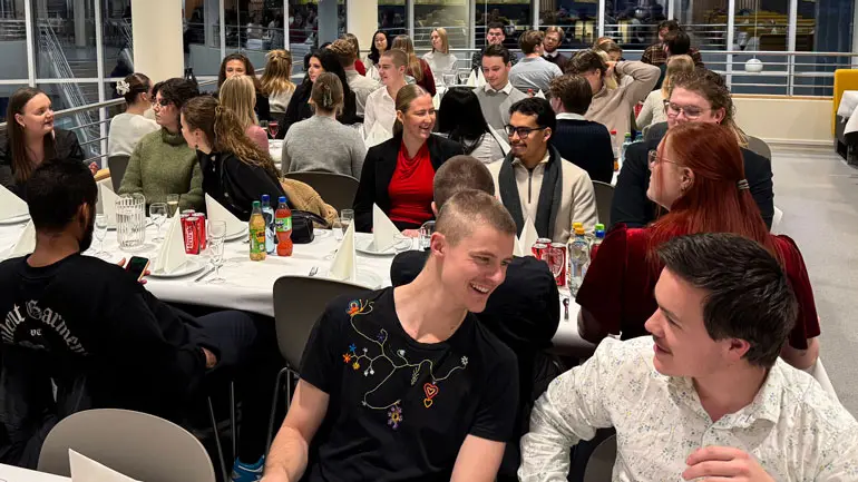Glade studenter på frivilligmiddag fra rektor, USN, campus Bø