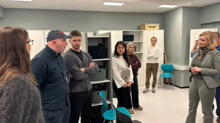 UNISONT JA: Lærerstudentene på 4. året svarte unisont ja på mer praksis i lærerutdanningen da statsråden kom på besøk. 