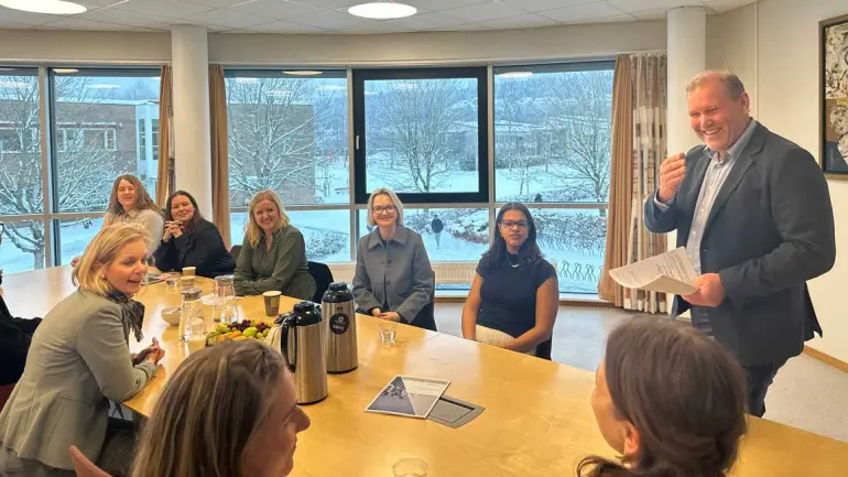  RUNDT BORDET: Visedekan for lærerutdanningene ved USN, Carl-Manus Nystad, ledet møtet der ansatte på USNs lærerutdanninger og Porsgrunn kommune orienterte statsråden og statssekretæren om de nye forsøkene som nå har fått klarsignal. Nederst f.v. programleder GLU Guro Huneide Hetland,  instituttleder Anika Jordbru, programleder Marie Møller-Skau, rektor Pia Bing-Jonsson, lærerstudent Mariama Marong med statsråd Sigrun Aasland. Fra Porsgrunn kommune stilte assisterende rektor Trine West Svenni og områdeleder Kristin Støren. 