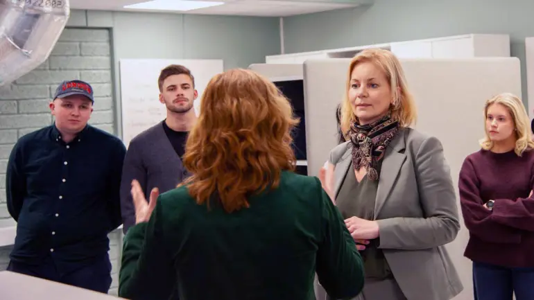 TENKER NYTT: Statsråd Sigrun Aasland besøkte USNs lærerstudenter og var imponert over USNs raske omstillingsevne på lærerutdanningene. Høsten 2026 starter USN opp den første piloten.  Foto: Øivind Urkedal. 