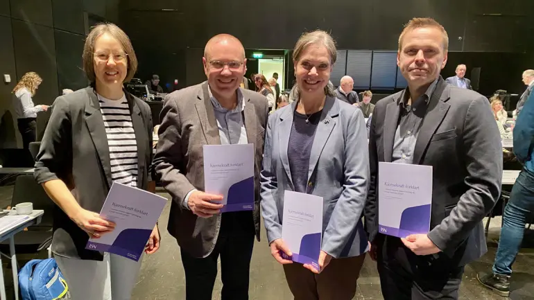 fire mennesker holder hver sin rapport og smiler