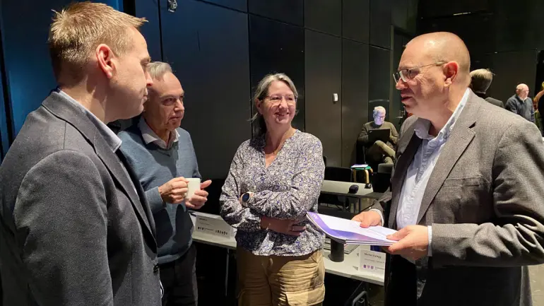 fire personer snakker uformelt 