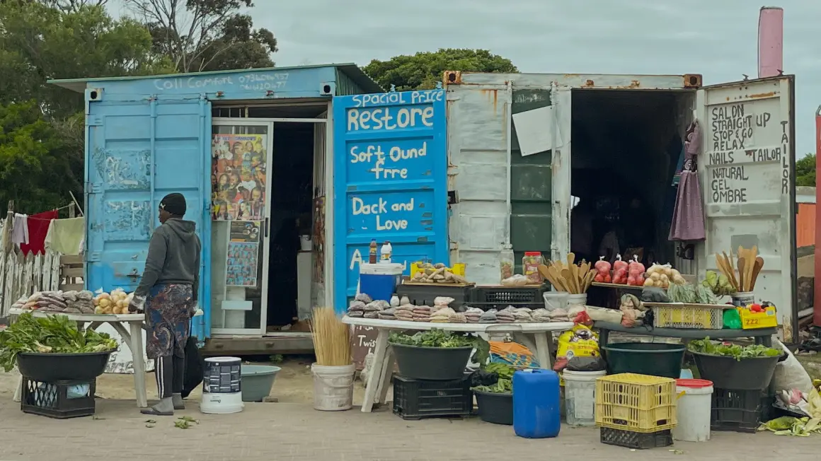 Bord med frukt og grønnsaker på marked i Sør-Afrika