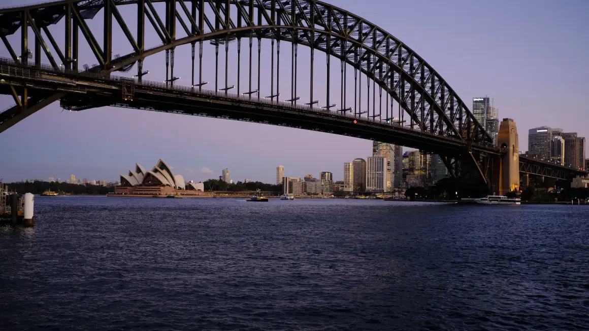 Utsikt over operahuset i Sydney og Sydney Harbour Bridge