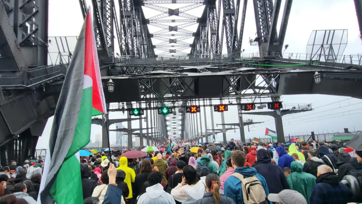 Folkemengde samlet på en bro