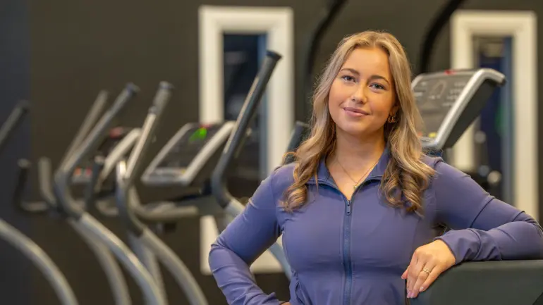 sporty jente i treningsstudio