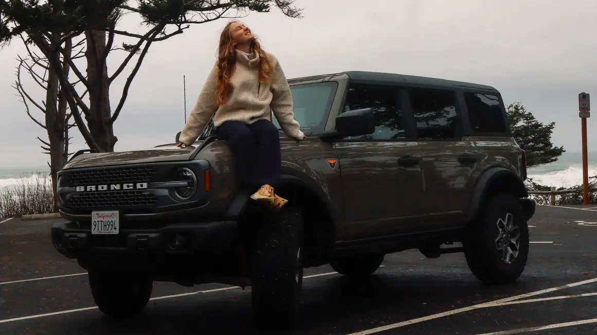 Person sitter på en bil