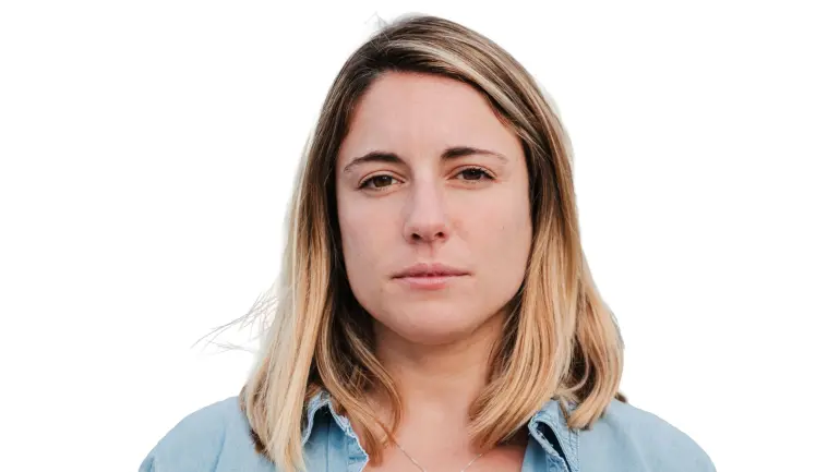 alvorlig ung kvinne ser rett i kamera. foto