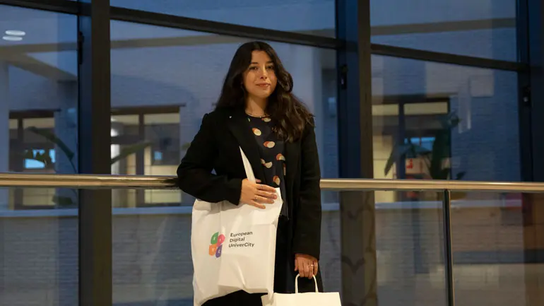 ung kvinne med en EDUC-goodiebag. Foto