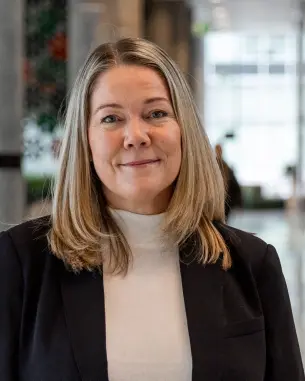 portrettfoto av dame med blondt hår