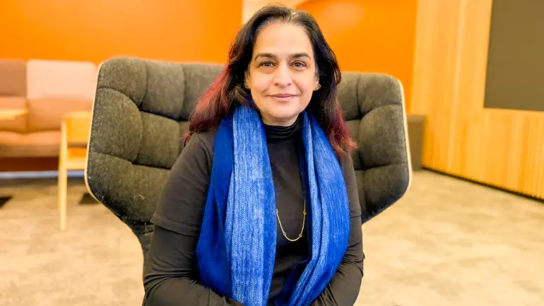 Bilde av professor Supriya Baily i en stol på campus Drammen 