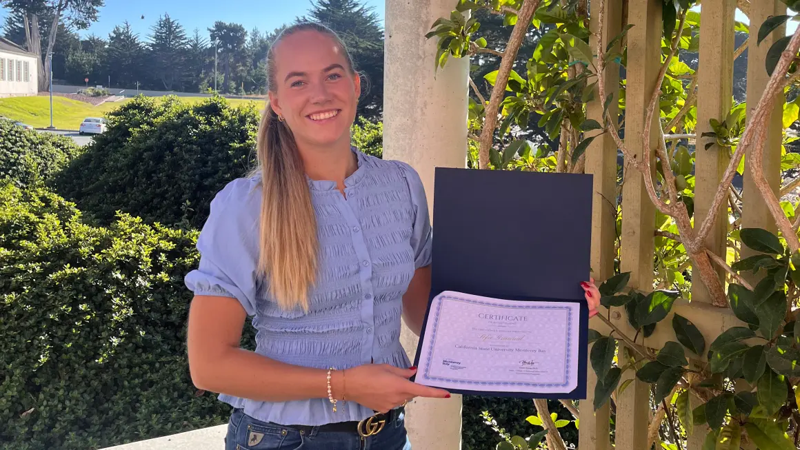 Person som holder opp diplom