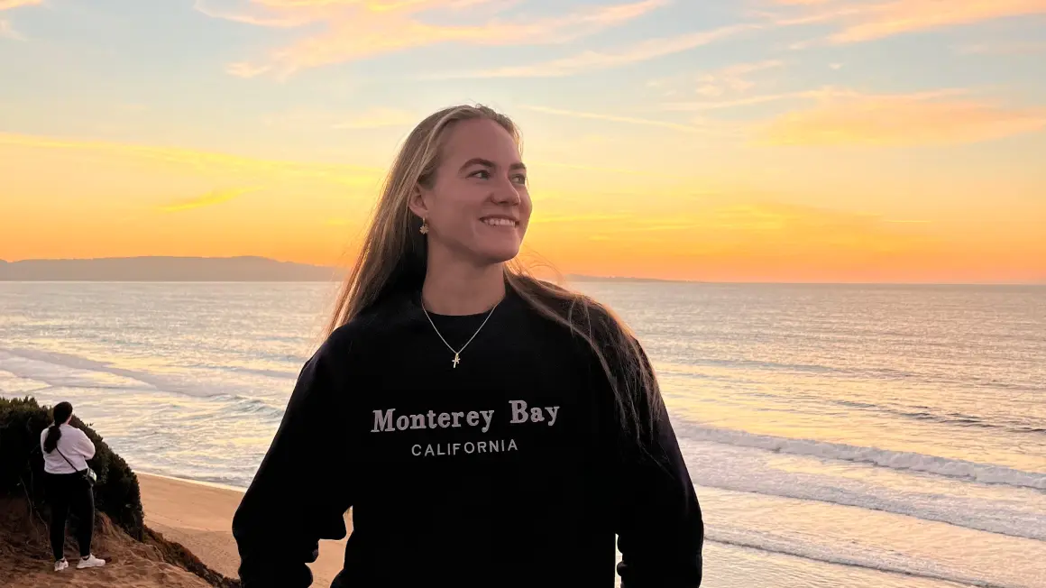 Person med solnedgang i bakgrunnen