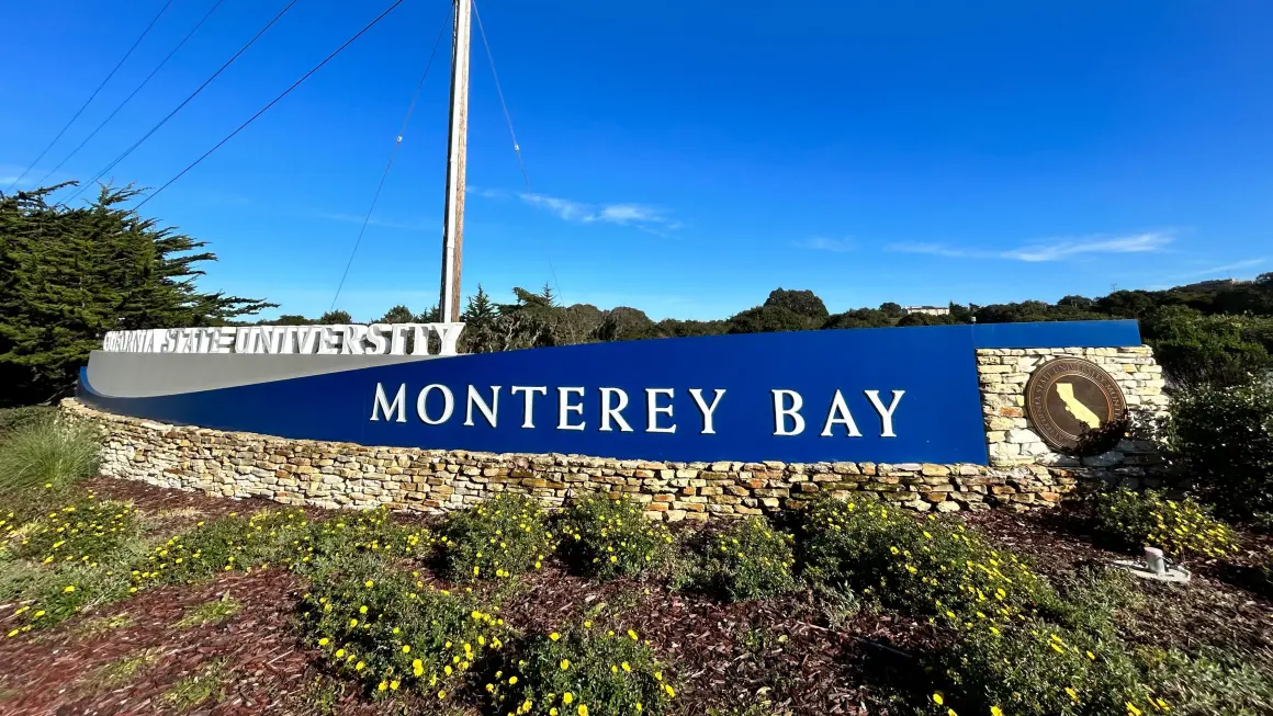 Skilt utenfor California State University, Monterey Bay