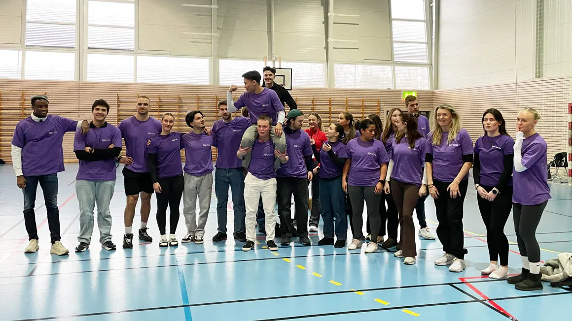 en gjeng med studenter i lilla t-skjorter på rekke