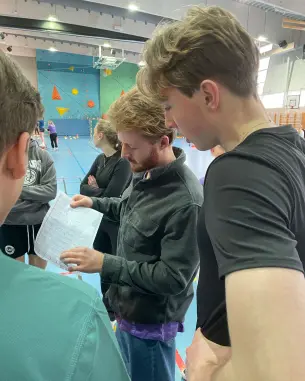 Student og elev ser på liste med tall fra hurtighetstesten