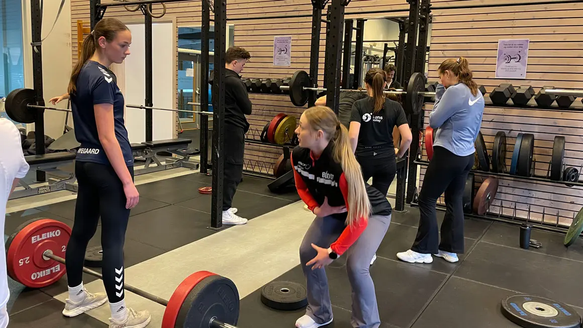 styrkerom, dame viser teknikk for markløft