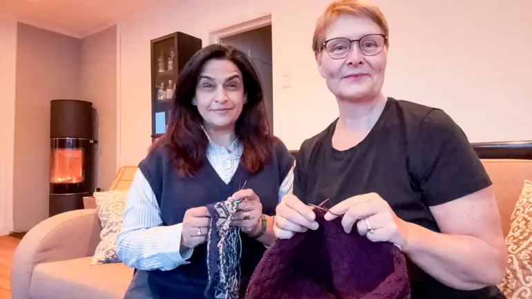 Supriya Baily og Heidi Biseth strikker, hjemme hos Heidi. 