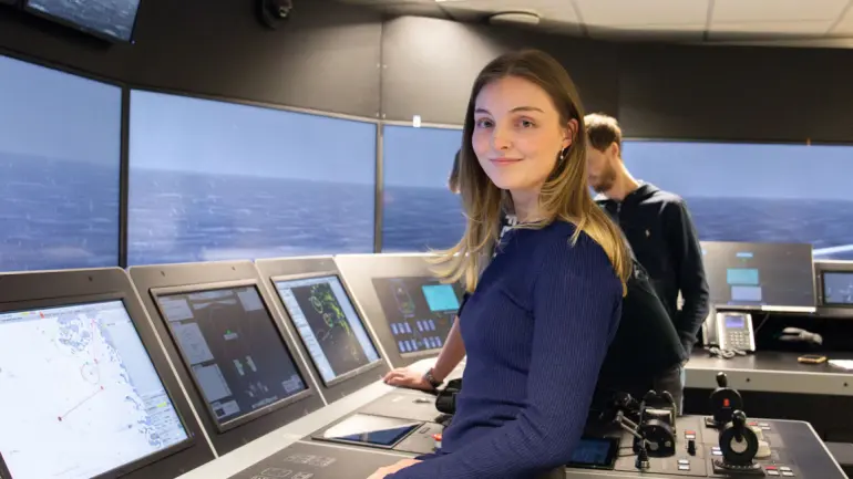 Nautikkstudent i simulator Universitetet i Sørøst-Norge
