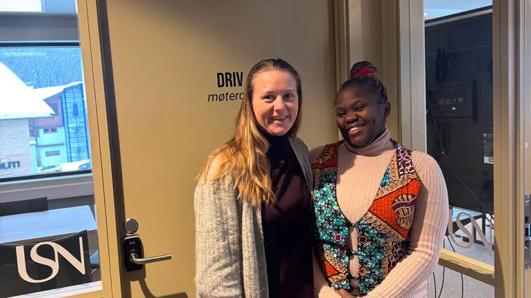 Lærerstudentene Cecilie Bakkelid og Christine Karembo Størksen tror den gode trivselen på studiet blant annet kommer av de er en liten klasse. Grunnskoleutdanningstudenter på Gol, Cecilie Bakkelid og Christine Karembo Størksen.