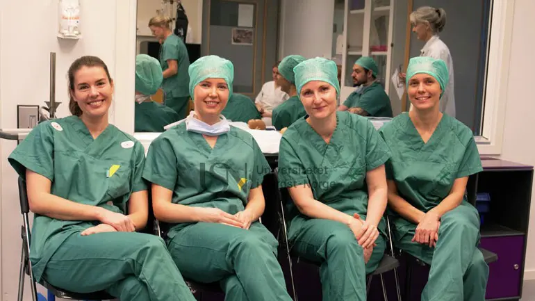 Masterstudenter i operasjonssykepleie og masterstudenter i intensivsykepleie er svært fornøyd med hvordan representanter fra arbeidslivet bidrar i undervisningen, f.eks. som gjesteforelesere/kursholdere. Bildet er fra felles simuleringsøvelse . Masterstudenter i operasjons- -og intensivsykepleie på Universitetet i Sørøst-Norge