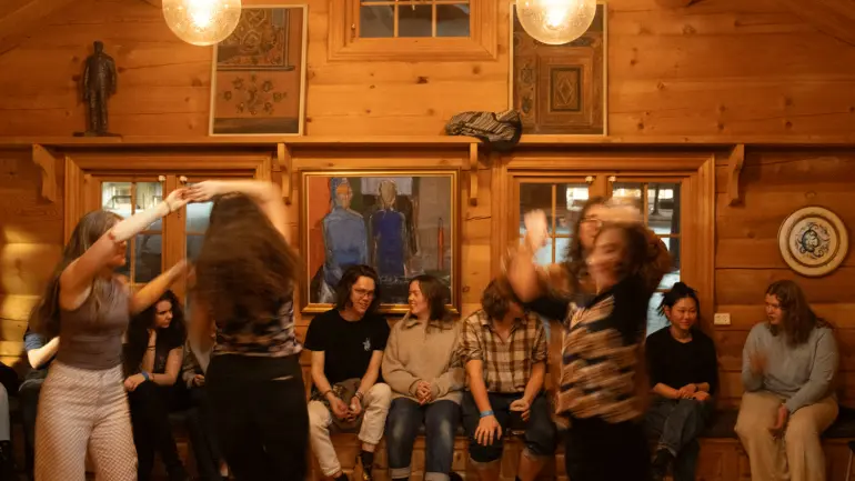 unge mennesker danser i tradisjonelle norske omgivelser på Rauland