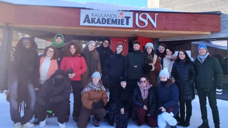 gruppe personer utenfor campus Rauland. foto