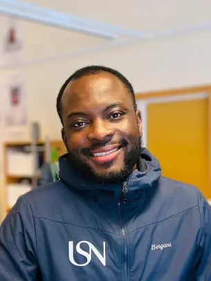 Portrett av Bright Baffour Antwi som ser i kamera og smiler