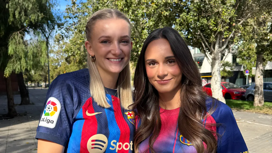 To personer i fotballdrakter