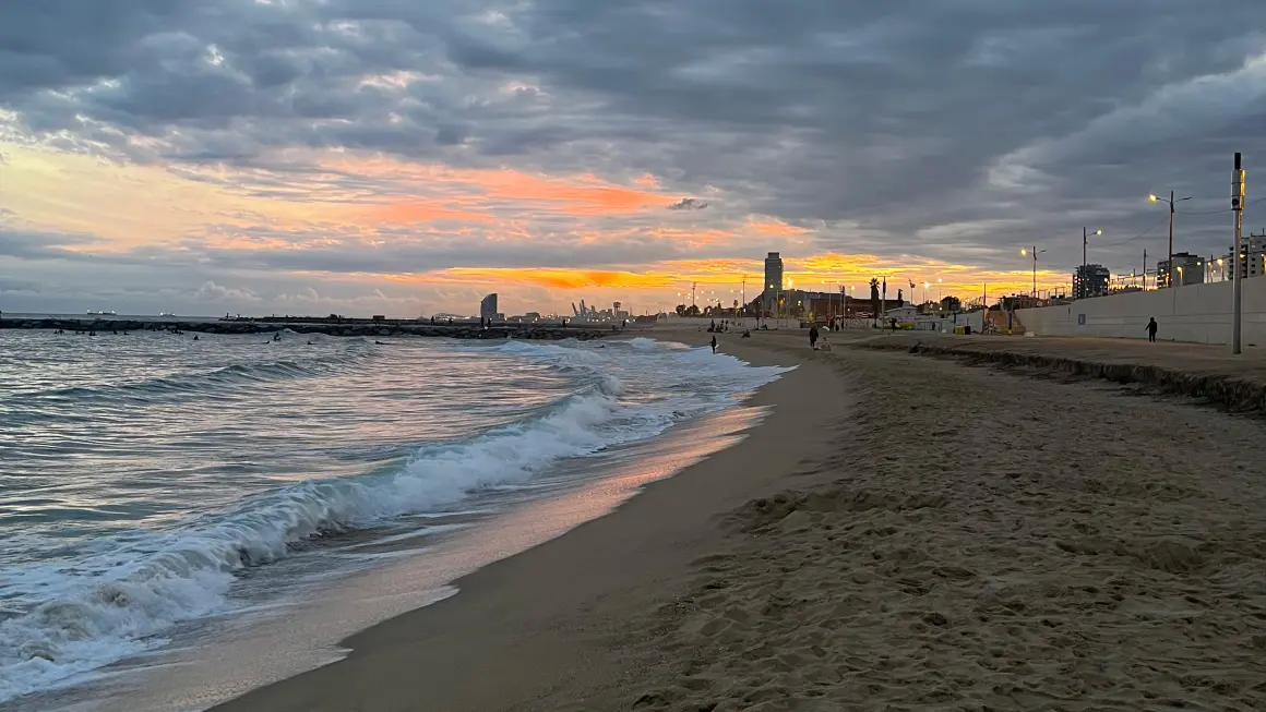 Stranden i solnedgang