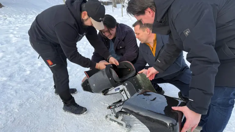 Studenter som setter sammen utstyr.