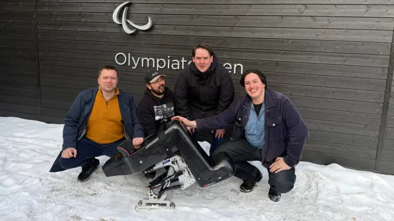 Bilde av de fire studentene med sitskien